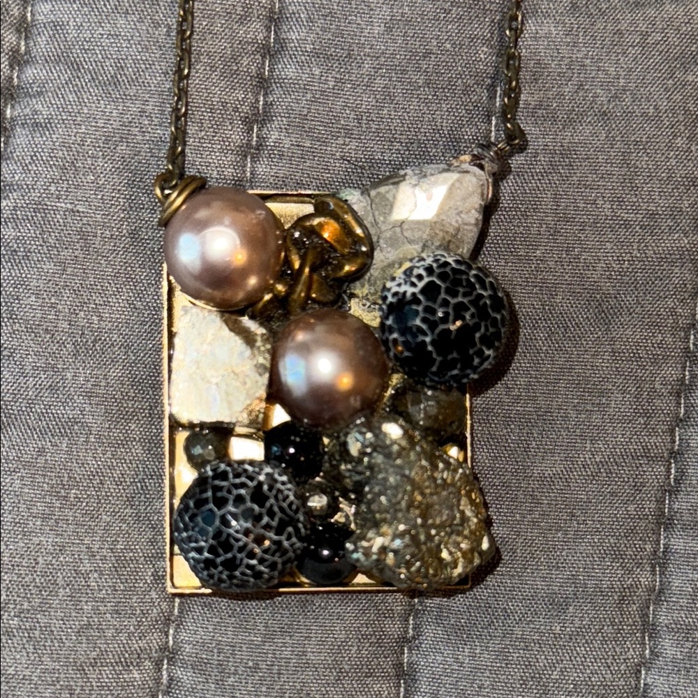Elegant Gold and Black Stone Pendant Mosaic Necklace